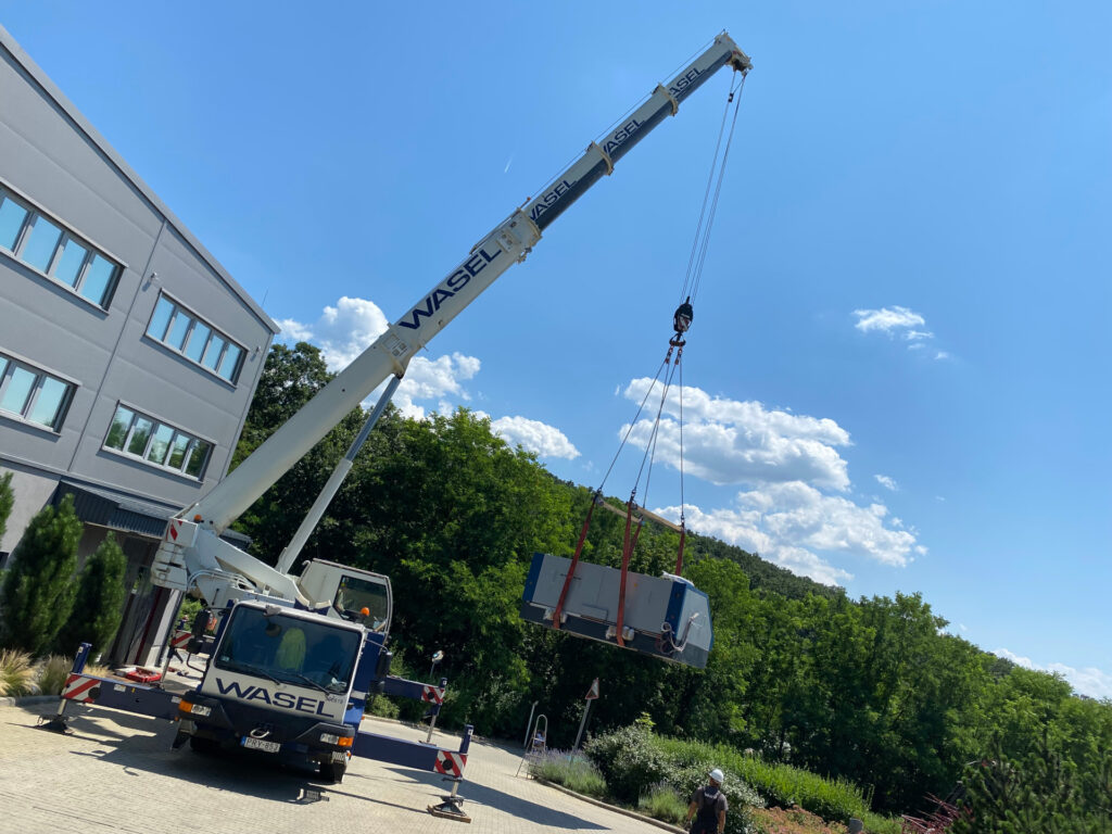 Ipari gép telepítése autódaru segítségével – biztonságos gépmozgatás a Bakai Kft szakértelmével