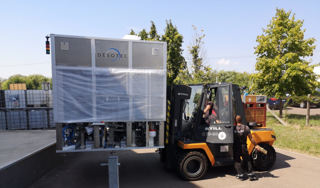 Ipari gép telepítése 8 tonna teherbírású targoncával – biztonságos gépmozgatás a Bakai Kft szakértelmével