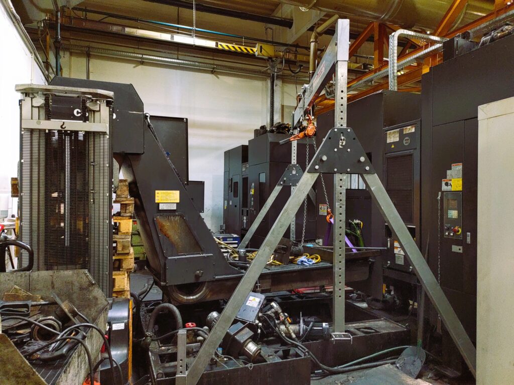 Mazak Nexus szerszámgép hűtővíz tartályának karbantartása REMA portáldaruval biztonságos emeléssel