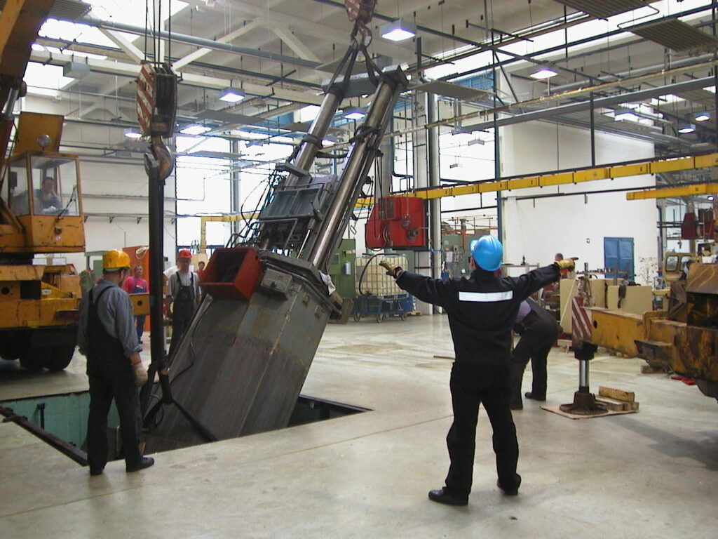 Speciális géptelepítési feladat szinkron emeléssel – présgép kiemelése süllyesztett gépalapból és elfektetése szállításhoz