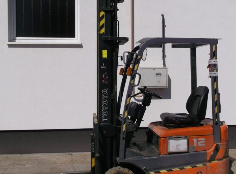 TOYOTA FBEST 12 - 1.2 tonnás elektromos targonca bérbeadásra, bérlésre vagy kölcsönzésre nyommentes gumival – Bakai Kft