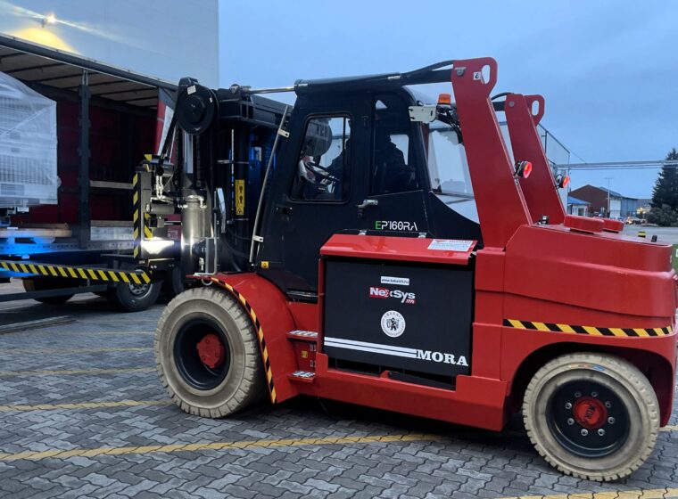 MORA 16 tonnás elektromos nyommentes targonca bérbeadásra, bérlésre vagy kölcsönzésre ipari gépmozgatási feladatokhoz – Bakai Kft