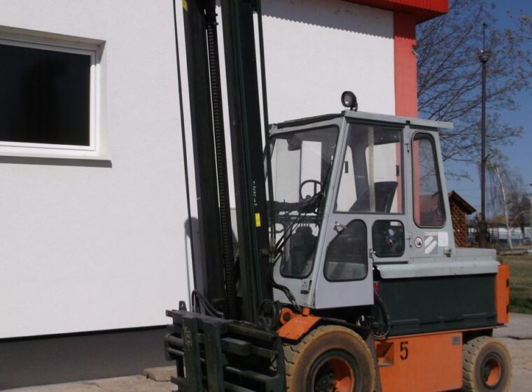 AT 450E/45 - 4.5 tonnás magasemelésű elektromos targonca bérbeadásra, bérlésre vagy kölcsönzésre nyommentes gumival és villahosszabbítóval – Bakai Kft