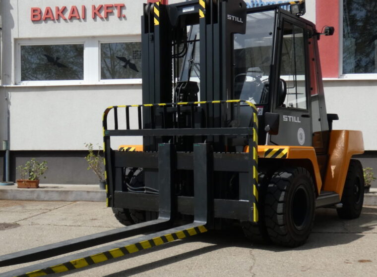 8 tonnás dízel targonca bérlése, bérbeadása vagy kölcsönzésre ipari gépmozgatási feladatokhoz – Bakai Kft